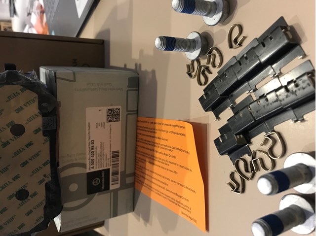 Колодки гальмівні передні, дискові A0004206803 MERCEDES