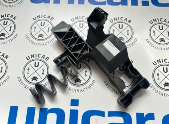 Кріплення фари передньої, правої 4K0805608 VAG