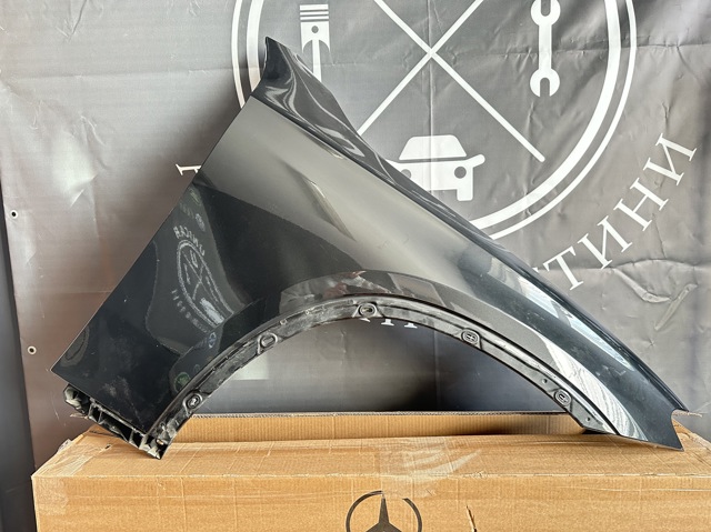 Переднє праве крило A2548809400 MERCEDES