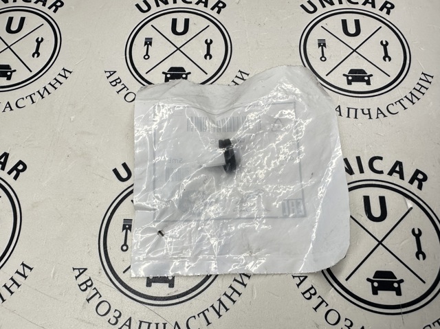 Пістон (кліп) кріплення обшивки дверей LR013135 LAND ROVER