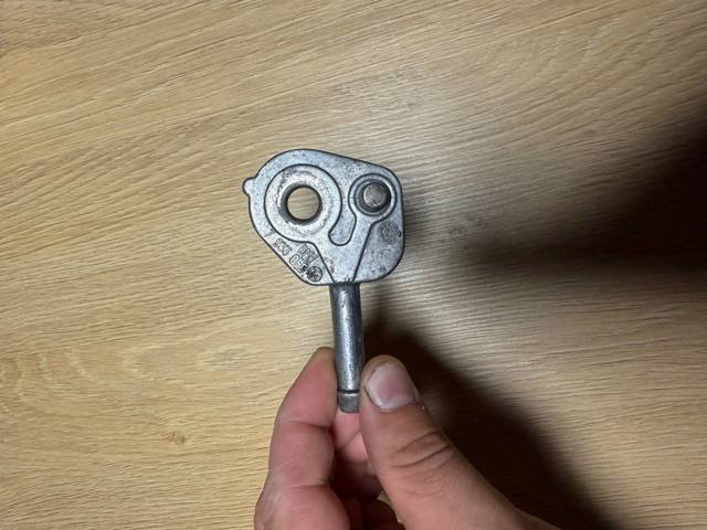 Кронштейн задньої подушки глушника 18307933855 BMW