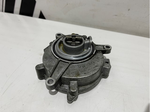 Насос вакуумний 06M145100L VAG