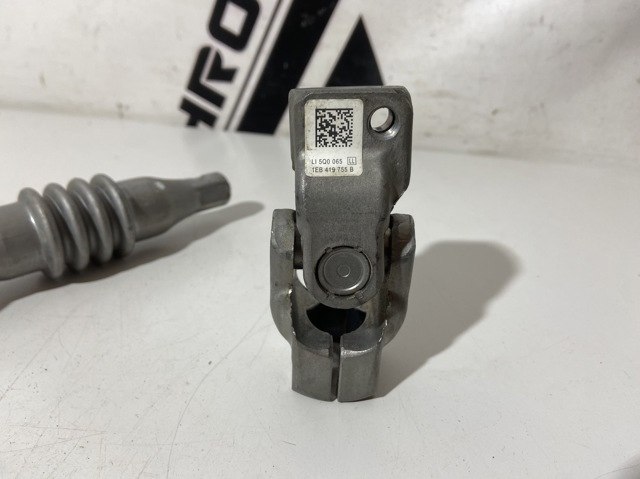 Карданчик вала рульової колонки, нижній 1EB419755B VAG