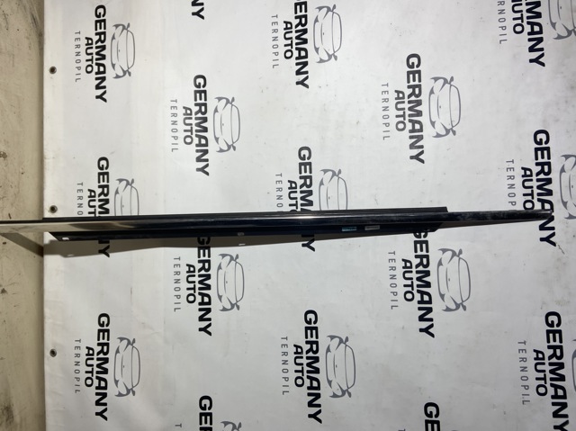 Молдинг опускного скла нижній, двері передньої, правої 4L0853284E VAG