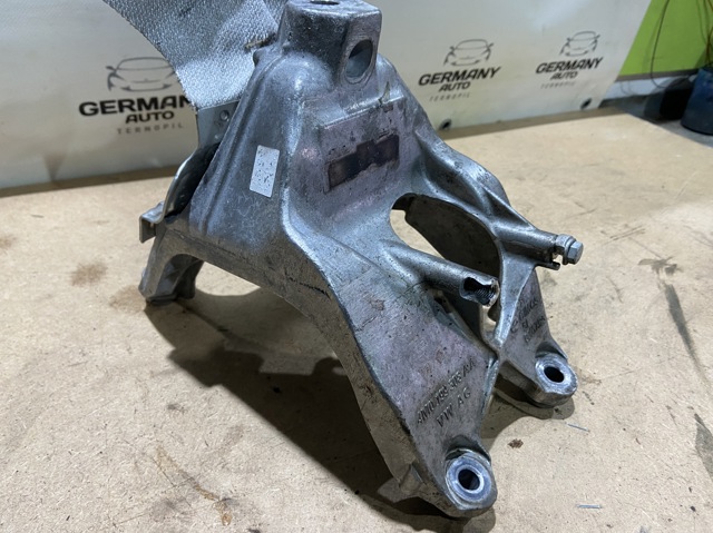 Кронштейн подушки (опори) двигуна, правої 4M0199308AA VAG