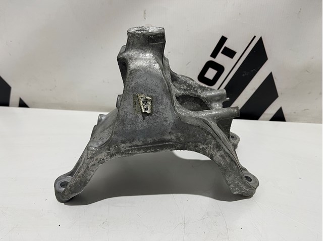 Кронштейн подушки (опори) двигуна, правої 4M0199308BL VAG
