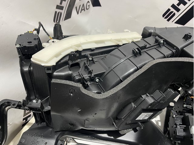 Корпус вентилятора пічки (опалювача салону), в зборі 4M1820024B VAG