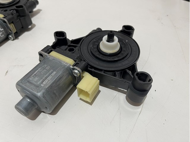 Мотор склопідйомника дверей передніх, правих 5Q0959802A PORSCHE