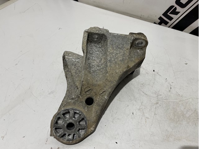 Кронштейн подушки (опори) двигуна, правої 7L6199308C VAG