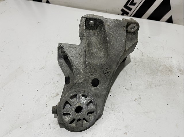 Кронштейн подушки (опори) двигуна, правої 7L6199308D VAG