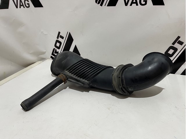 Повітроприймач 7P6129609 VAG