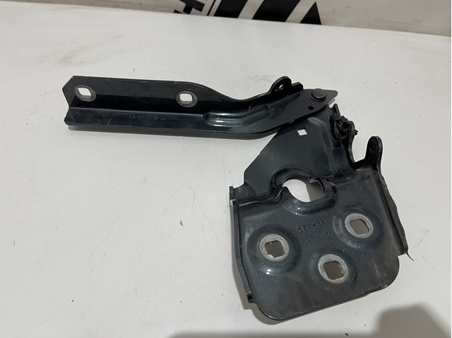 Завіса капота права 7P6823302 VAG