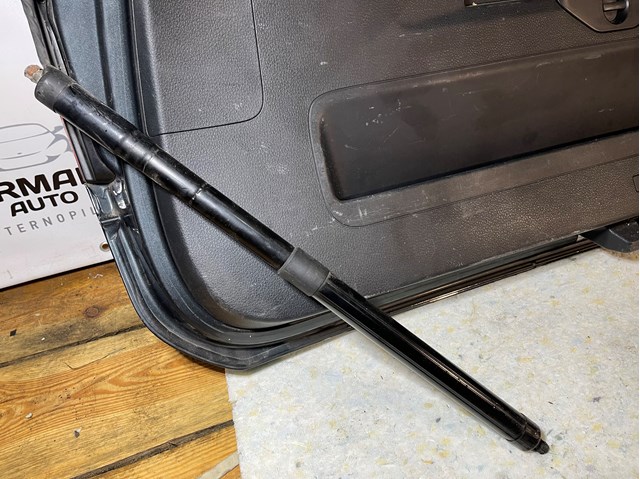 Амортизатор кришки багажника 7P6827851D VAG