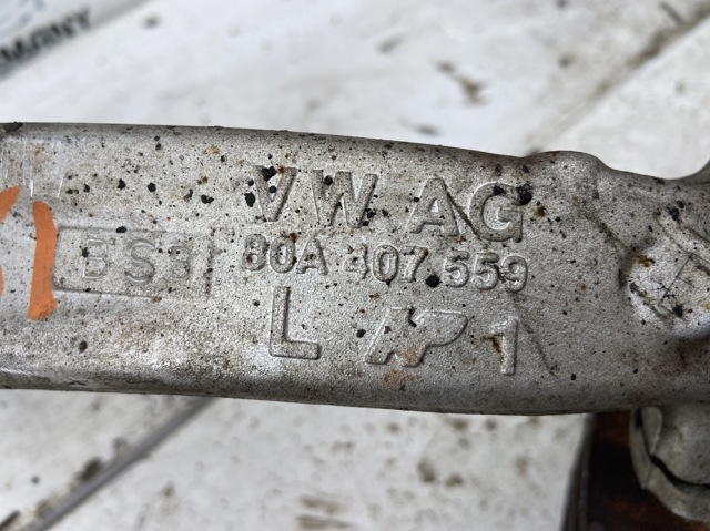 Цапфа передня ліва 80A407253C VAG