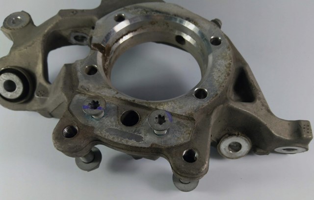 Цапфа поворотна права 80A505432G VAG