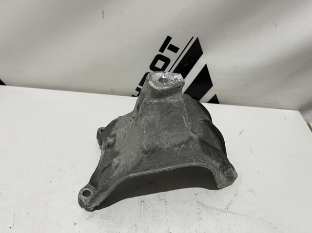 Кронштейн подушки (опори) двигуна, правої 8K0199308CH PORSCHE
