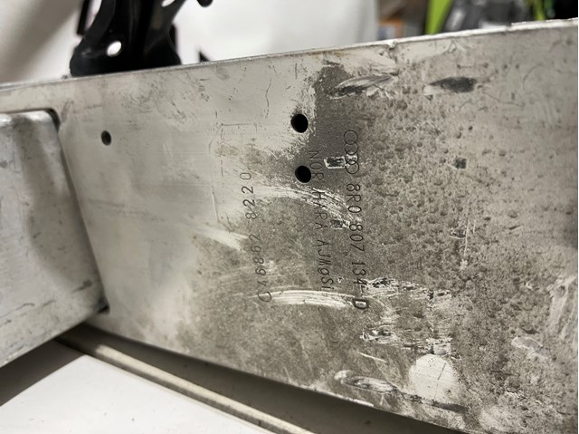 Кронштейн підсилювача переднього бампера 8R0807134D PORSCHE