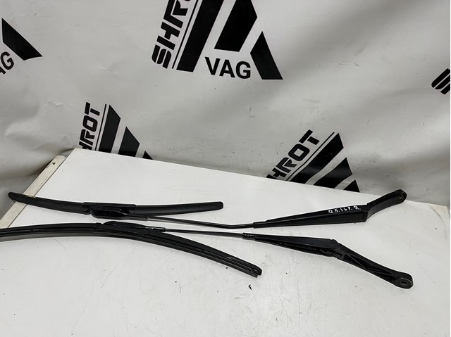 Поводок двірника 8R1955408B VAG