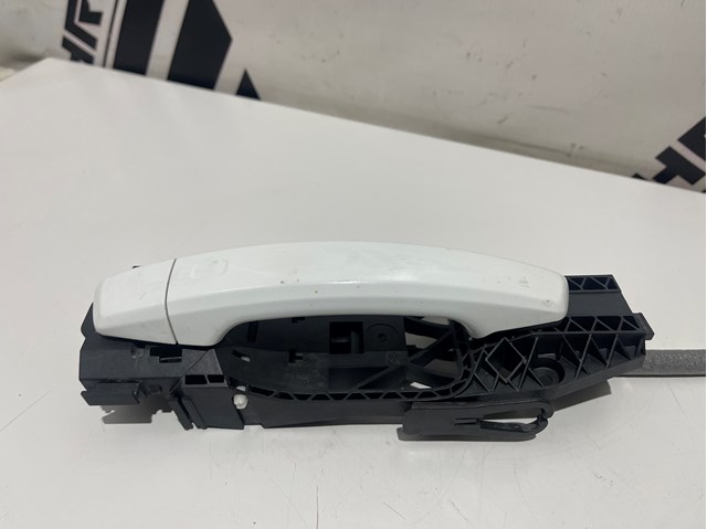 Ручка правих дверей зовнішня 8V0839885 VAG