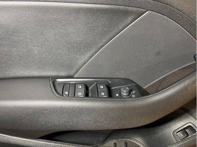 Центральна кнопка підйомника стекол 8V0959851F VAG