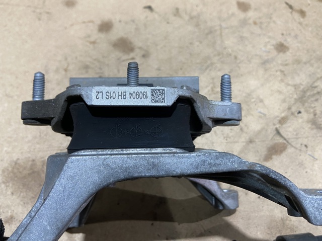 Кронштейн подушки КПП 8W0399118C VAG