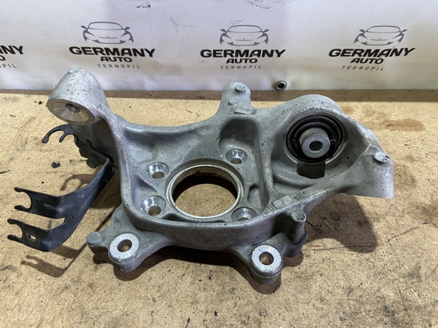 Цапфа поворотна права 8W0505460D VAG