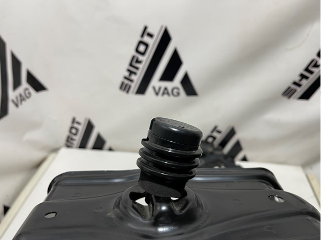 Болт кріплення запасного колеса 8W0803899 VAG
