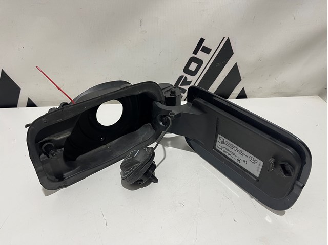 Заливна горловина бензобака 8W0809906 VAG