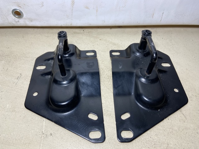 Стояк-гак замка капота 8W0823186D VAG