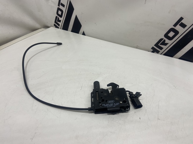 Запор капота (замок і привід замка капота) 8W0823509B VAG