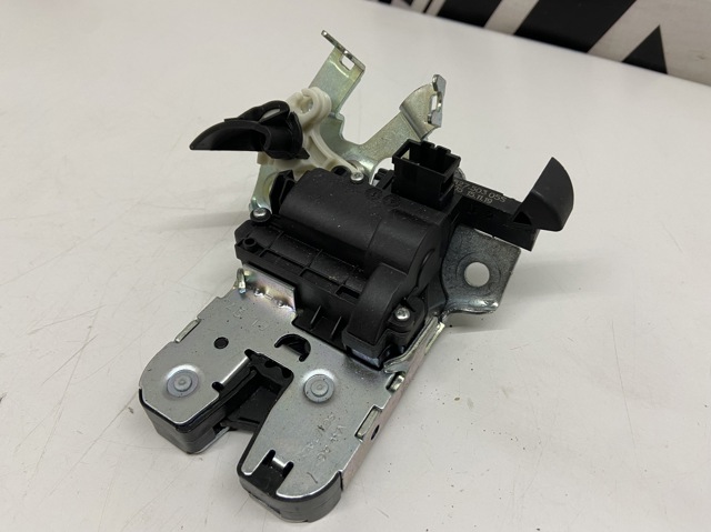 Замок і ручка дверей задка 8W0827503 VAG