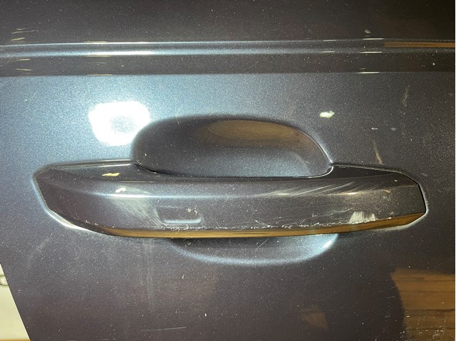 Зовнішня ручка правих дверей 8W0837206 VAG