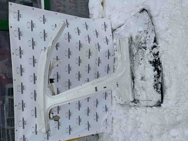 Отвір передніх правих дверей 8W5809840A VAG