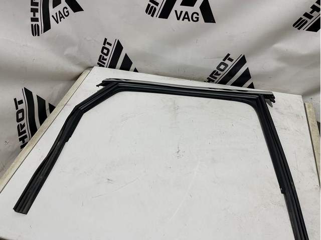 Направляюча скла рамки двері, заднього права 8W5839432D VAG