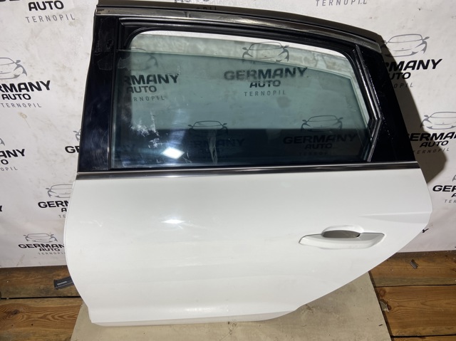 Скло задньої двері лівої 8W5845205 VAG
