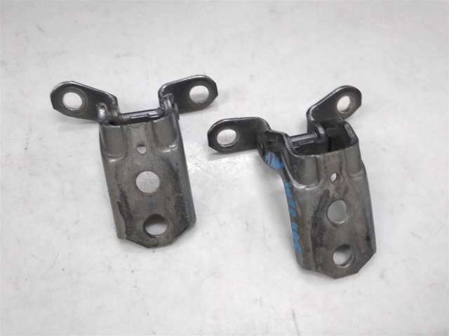 Петля передніх дверей права 824201KA0A NISSAN