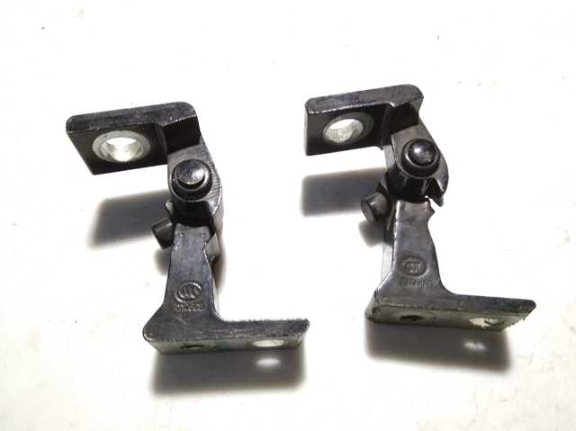 Завіса дверей задніх лівих 8K0831401H VAG