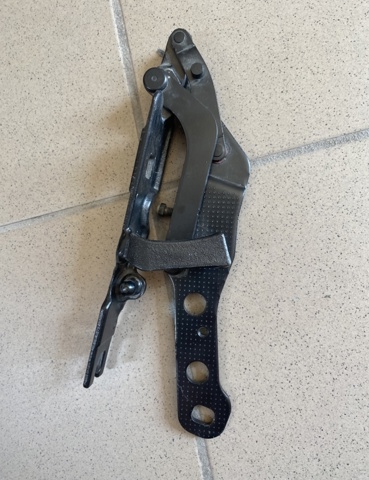 Петля капота, права 41613452844 BMW