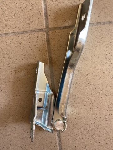 Петля капота, права 6R0823302A VAG