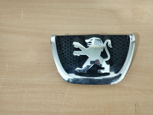 Емблема переднього бампера 18C0001030 PEUGEOT
