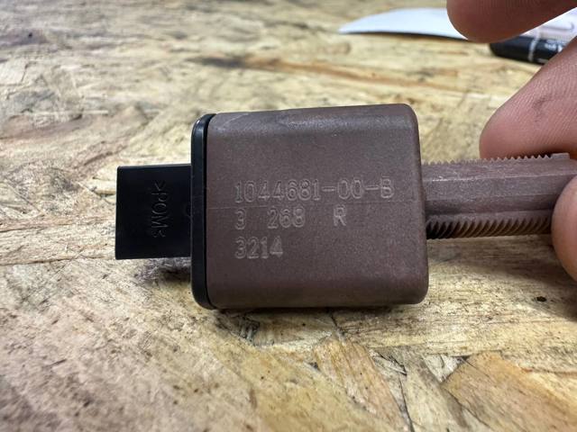 Вимикач сигналу гальмування 104468100B TESLA