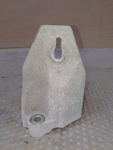 Кронштейн подушки (опори) двигуна, правої 112323NF0A NISSAN