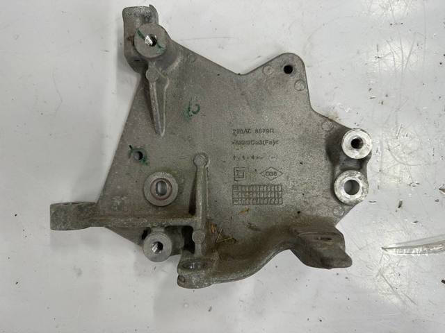 Кронштейн подушки (опори) двигуна, верхньої 296A68579R RENAULT