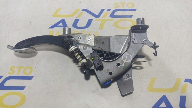 Педаль і привід управління зчепленням 465030077R RENAULT