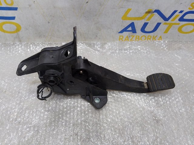 Педаль і привід управління зчепленням 465038135R RENAULT