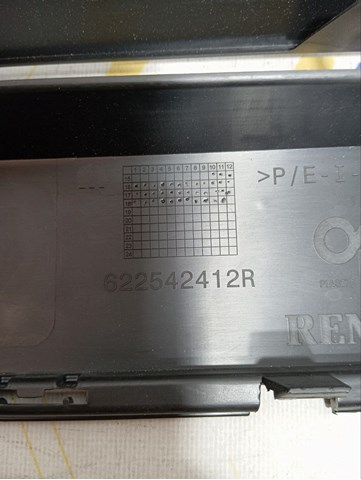 Решітка переднього бампера, центральна 622542412R RENAULT