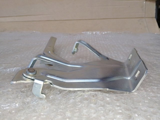 Шарнір капота правий 654005SK0B NISSAN