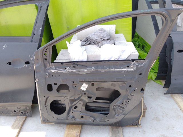 Дверка передня права 801001148R RENAULT
