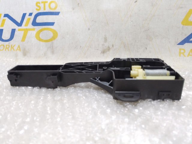 Тримач зовнішньої ручки дверей, правих дверей 806068026R RENAULT
