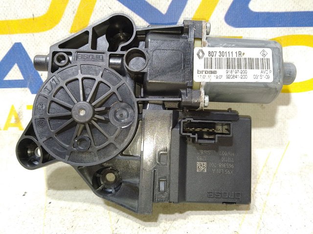Мотор склопідйомника дверей передніх, правих 807301111R RENAULT